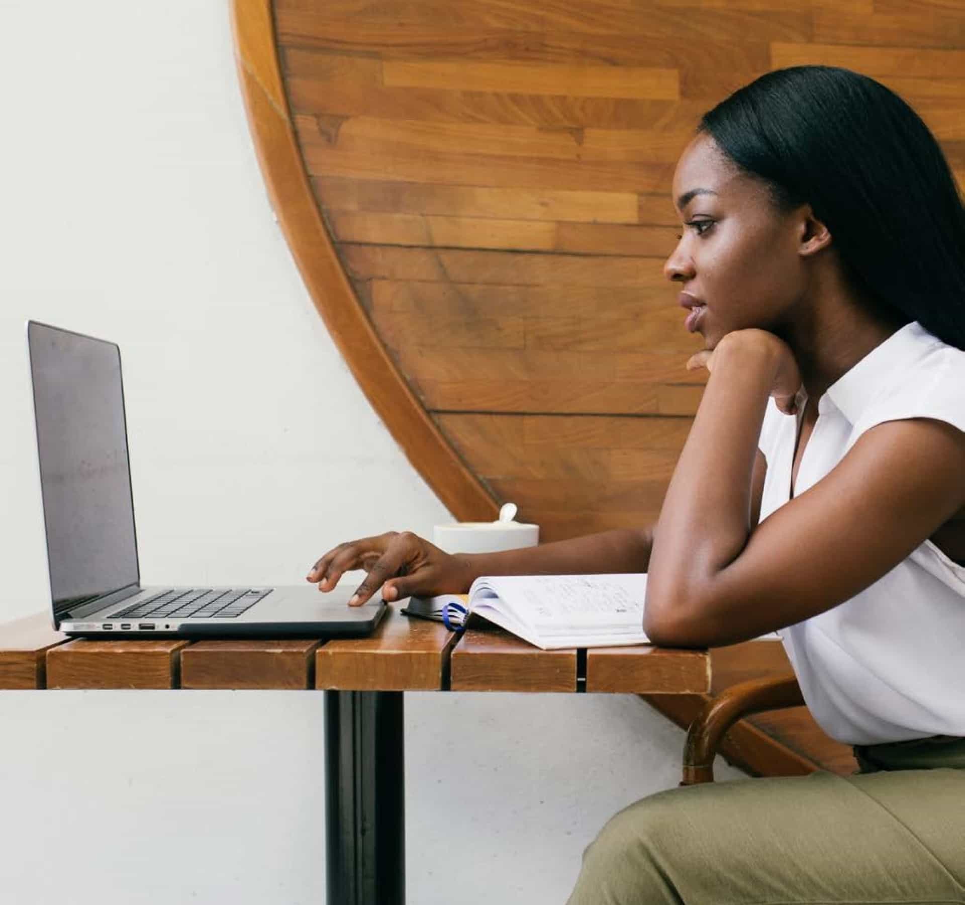 Inspire 4WTC Hero - Woman on computer in 4WTC